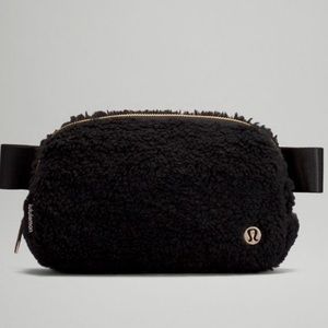 NWT Lululemon Everywhere Fleece Belt Bag in Black